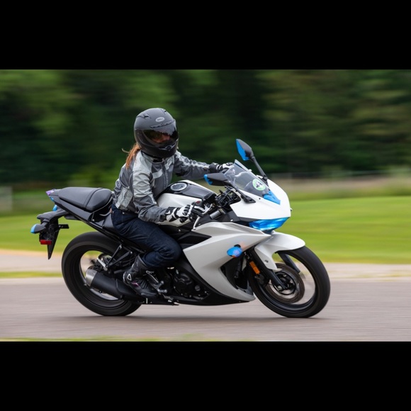 Meet your Poshers, Amy and Mike. - Picture 5 of 8